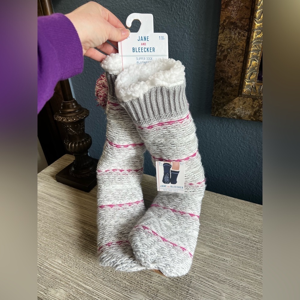 🆕 Jane and Bleecker Gray and Pink Lounge Socks